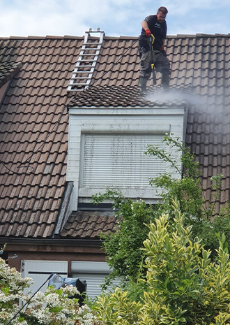 Demoussage de toiture à Cergy dans le Val d'Oise (95)